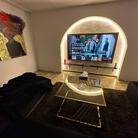 Modern 1-Bedroom Apartment In Zamalek Visits Allowed Kairo Eksteriør billede