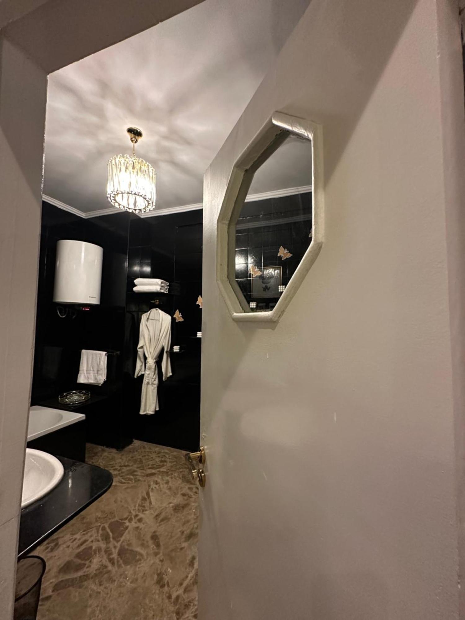 Modern 1-Bedroom Apartment In Zamalek Visits Allowed Kairo Eksteriør billede